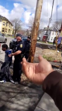 Menino de oito anos algemado por roubo batatas fritas