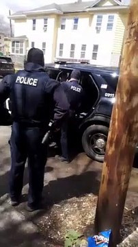 Menino de oito anos algemado por roubo batatas fritas