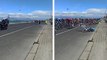 Un piéton fait tomber des cyclistes pendant le Tour de Turquie