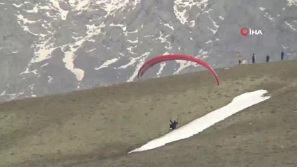 Yamaç paraşütü tutkunları Erek Dağı eteğinde antrenman yapıyor