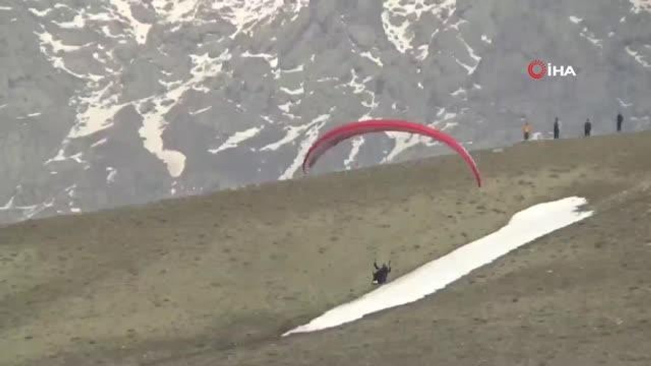 Yamaç paraşütü tutkunları Erek Dağı eteğinde antrenman yapıyor