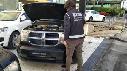 İnterpol'ün aradığı lüks araçları sahte belgelerle tescil eden şüphelilere operasyon