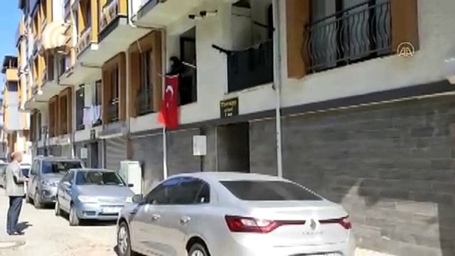 Bursa'daki patlamada şehit düşen infaz koruma memurunun Gemlik'teki evinin bulunduğu binaya Türk bayrağı asıldı