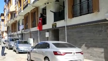 Bursa'daki patlamada şehit düşen infaz koruma memurunun Gemlik'teki evinin bulunduğu binaya Türk bayrağı asıldı