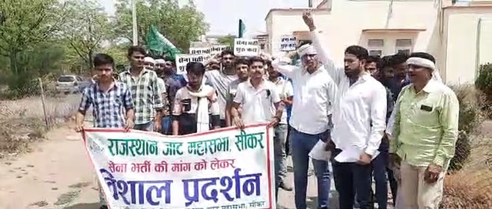 सेना भर्ती की मांग को लेकर रैली निकाली, जमकर लग...