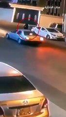 بعد الإطاحة بوافد نازح نشل حقيبة امرأة.. مقطع فيديو يوثق الحادث في الرياض