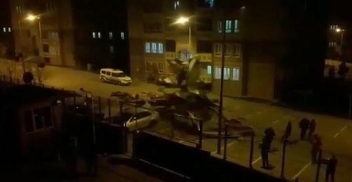 Son dakika haber! Şiddetli rüzgar cami minaresini salladı: O anlar cep telefonu kamerasına yansıdı