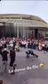 Paris : Un policier s'arrête pour danser avec des jeunes !