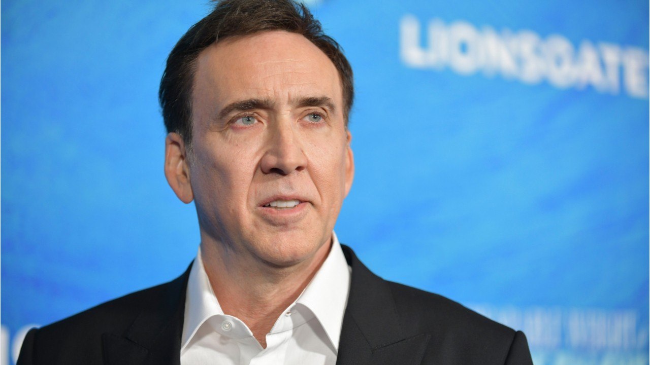 VOICI : Nicolas Cage révèle la grosse différence qu'il a avec Nick Cage, son personnage dans Un talent en or massif