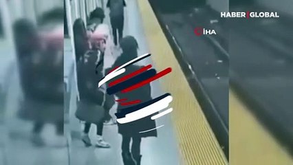 Metro istasyonunda bekleyen kadın raylara itildi