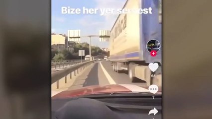 Fonda AKP seçim müziği, önde polis arabası, masada kokain