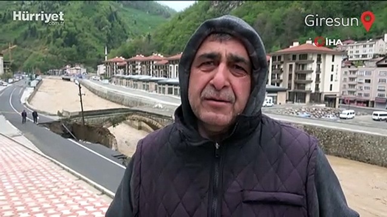 Su seviyesi yükselen derenin yanındaki yol çöktü