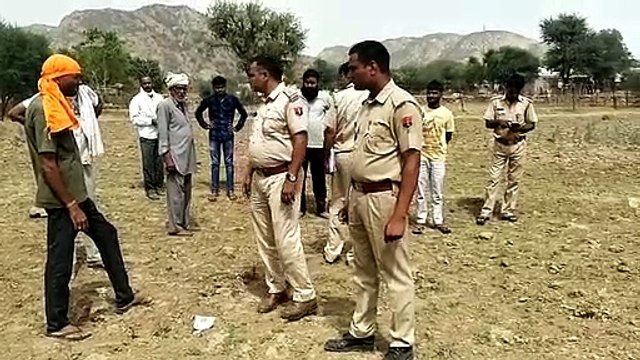 खेत में शव मिलने से फैली सनसनी, सिर पर आंख पर मिले घाव के निशान