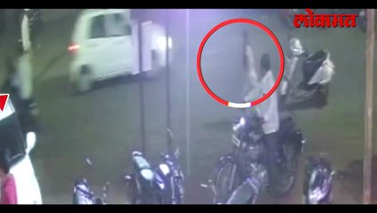 ती मोबाईल पाहाण्यात गुंग होती...तो मागून आला अन्...