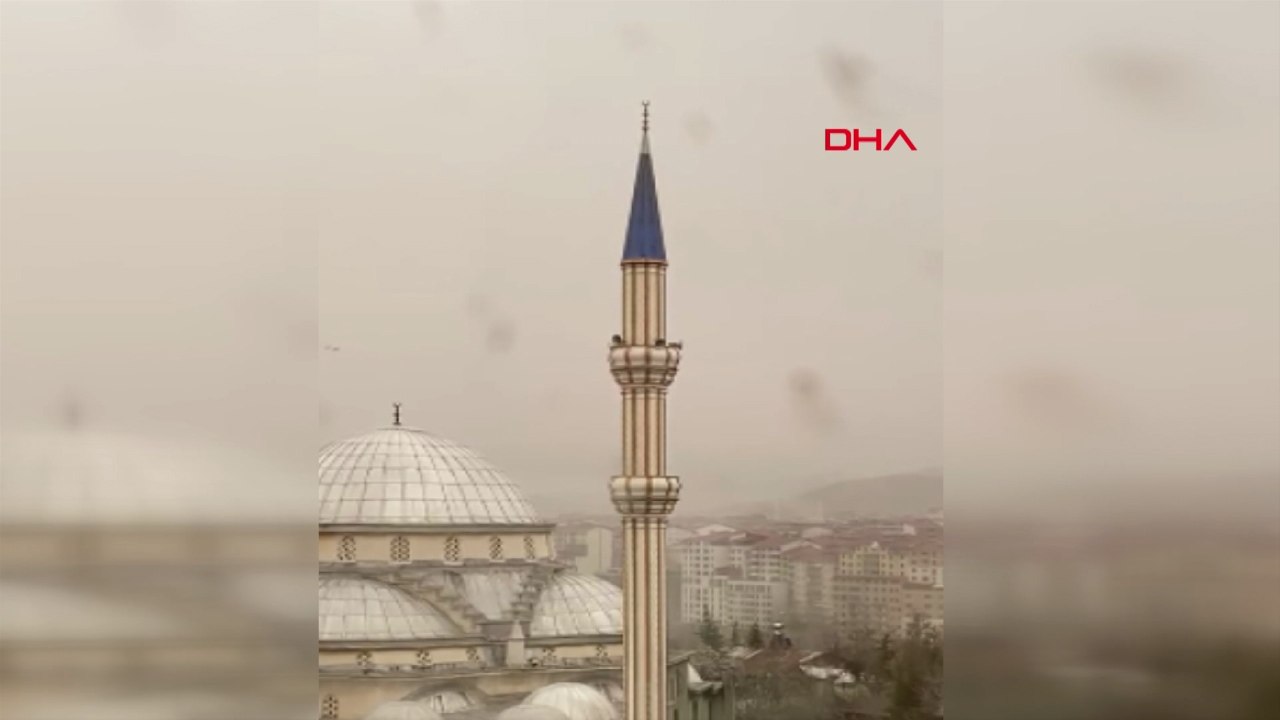 Bingöl'de şiddetli rüzgar! Yurdun çatısı uçtu, 5 araç hasar gördü