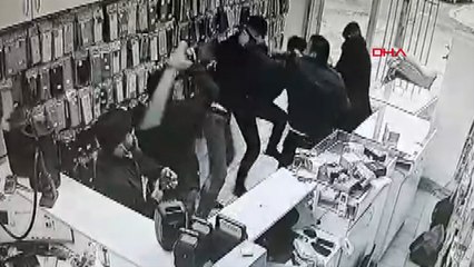 Müşteri ile iş yeri sahibi arasındaki sopalı kavga kamerada