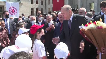 Cumhurbaşkanı Erdoğan, Meclis'te küçük sporcularla sohbet etti