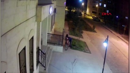 Müdavimi oldular! O anlar kamerada... Motosikletin benzinini böyle çaldılar