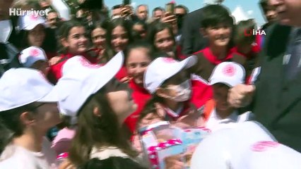 Cumhurbaşkanı Erdoğan, Meclis’te  karşılaştığı çocuklarla uzun süre sohbet etti