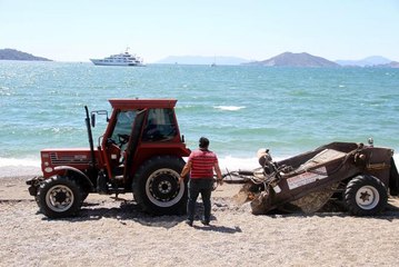 Fethiye'de caretta carettaların yumurta bıraktığı kumsal temizlendi