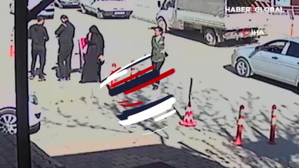 Aracın altında kalmaktan saniyelerle kurtuldu