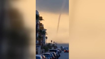 Se forma una manga marina en la costa de Torrevieja