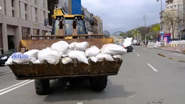 Ukrayna'nın başkentinde ana caddelere kurulan barikatlar kaldırılıyor