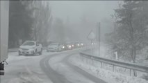 Carreteras cortadas, atascos y restricciones por las nevadas en el centro de la Península
