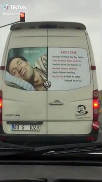 Gelen zamlardan sonra Şanlıurfa’da bir kişi Kemal Sunal’ın şiirini aracının camına astı