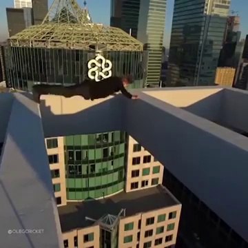 Il fait des équilibres au bord du vide sur des gratte ciels