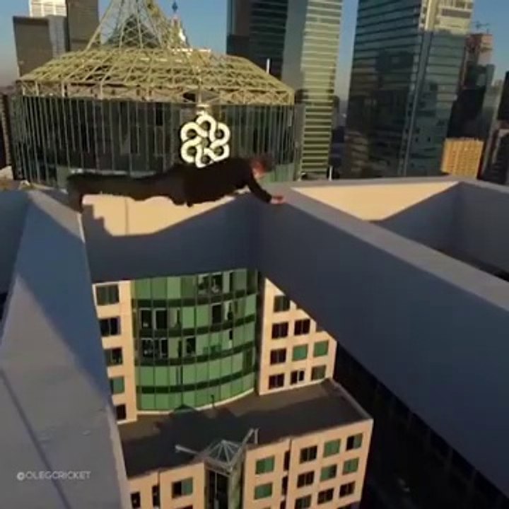 Il fait des équilibres au bord du vide sur des gratte ciels