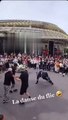 Un policier parisien s'arrête pour danser avec des jeunes !