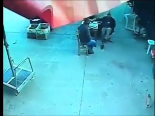 Il se fait emporter par un parasol pendant un orage