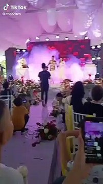 Doãn Hải My - Văn Hậu mặc đồ đôi đi dự đám cưới cầu thủ Tuấn Tài