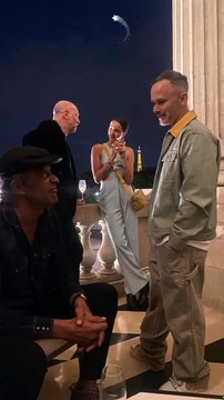 Yannick Noah et ses enfants passent la soirée à l'Hôtel de Crillon.