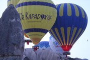 Kapadokya'da balonlar Türk bayrakları ve Atatürk posteri ile uçtu