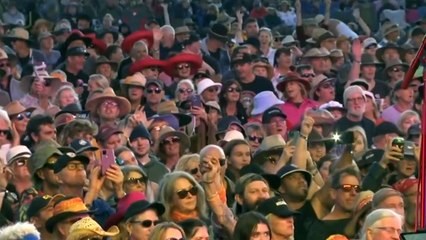 Revellers pour into Broken Hill for 'Mundi Mundi' music festival.