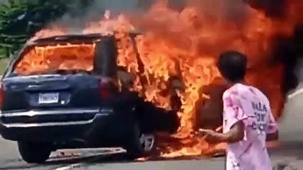 Vehículo coge fuego al chocar con otro vehículo en bonao República Dominicana