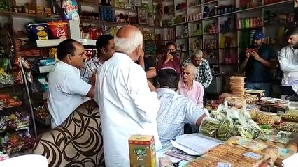 अगर सैंपल ही भरने हैं तो मंथली किस बात की लेते हो...