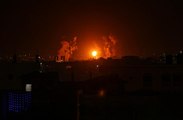 İsrail savaş uçakları Gazze Şeridi'nde bir bölgeyi vurdu - (1)