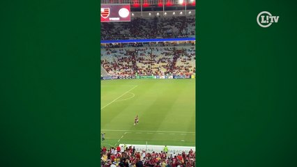 Descargar video: Zagueiro Pablo faz aquecimento no campo do maracanã após o jogo do Flamengo com o Palmeiras