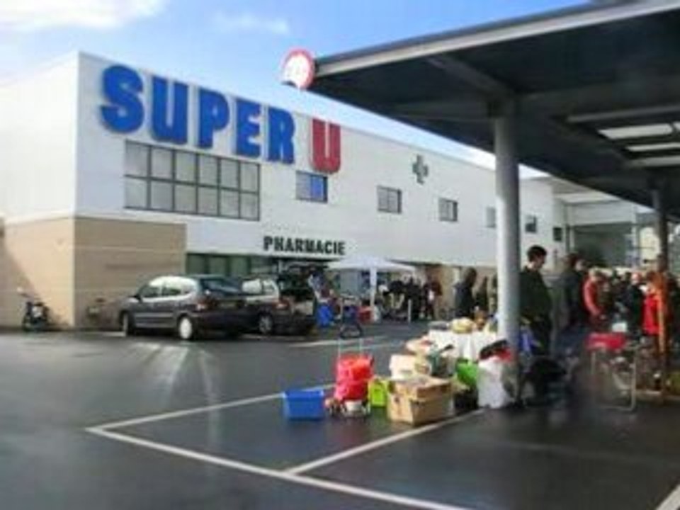 Saint-Sébastien sur Loire : Vide greniers parking Super U