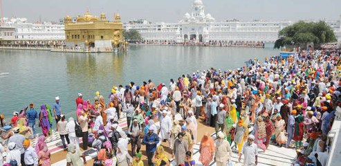 400 ਸਾਲਾ ਪਰਕਾਸ਼ ਪੁਰਬ ਮੌਕੇ ਸ੍ਰੀ ਦਰਬਾਰ ਸਾਹਿਬ ਨਤਮਸਤਕ ਹੋਣ ਪੁੱਜੀਆਂ ਸੰਗਤਾਂ