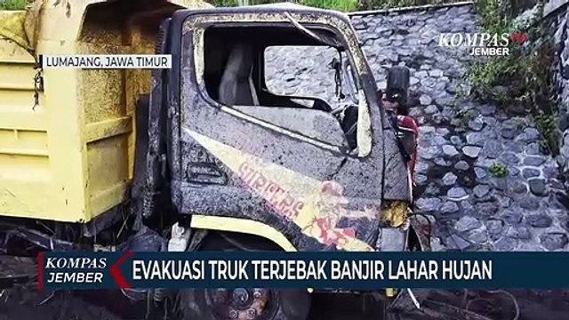 Evakuasi 2 Truk Terjebak Banjir Lahar Hujan Gunung Semeru