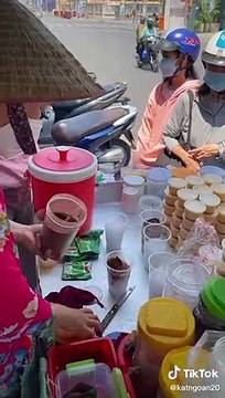 Xe milo dầm với 100 cái bánh flan cậu bé lớp 11 làm cho mẹ bán