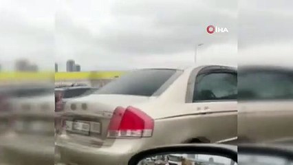 Motosiklet sürücüsünün yatakla tehlikeli yolculuğu kamerada