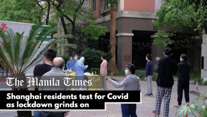 Скачать видео: Shanghai residents test for Covid as lockdown grinds on  Covid testing carries on in China's Shanghai as the 25-million strong city further eased its gruelling, weeks-long Covid-19 lockdown, despite a mounting official death toll alongside complaints of u