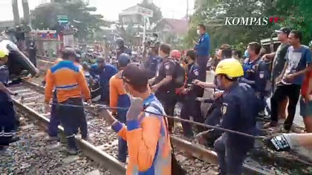 Pengemudi Mobil yang Tertabrak KRL di Depok, Bantah Terobos Palang Pintu Kereta