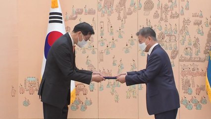 문 대통령, 이창용 신임 한은 총재에게 임명장 수여 / YTN
