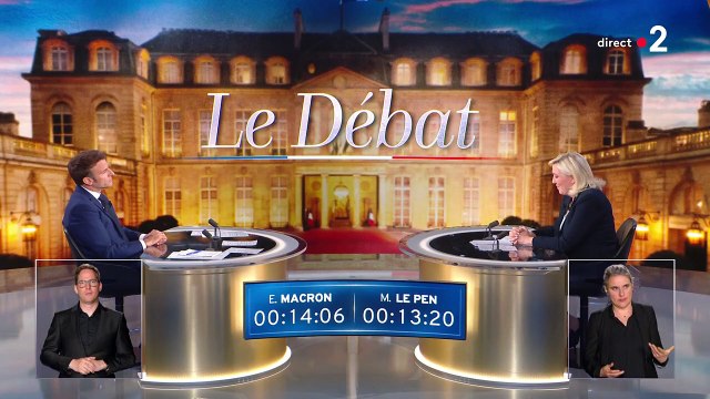 Extrait du débat de l'entre deux tours des présidentielles durant lequel Marine Le Pen affiche un tweet imprimé sur feuille A4 pour justifier sa position sur la Russie.